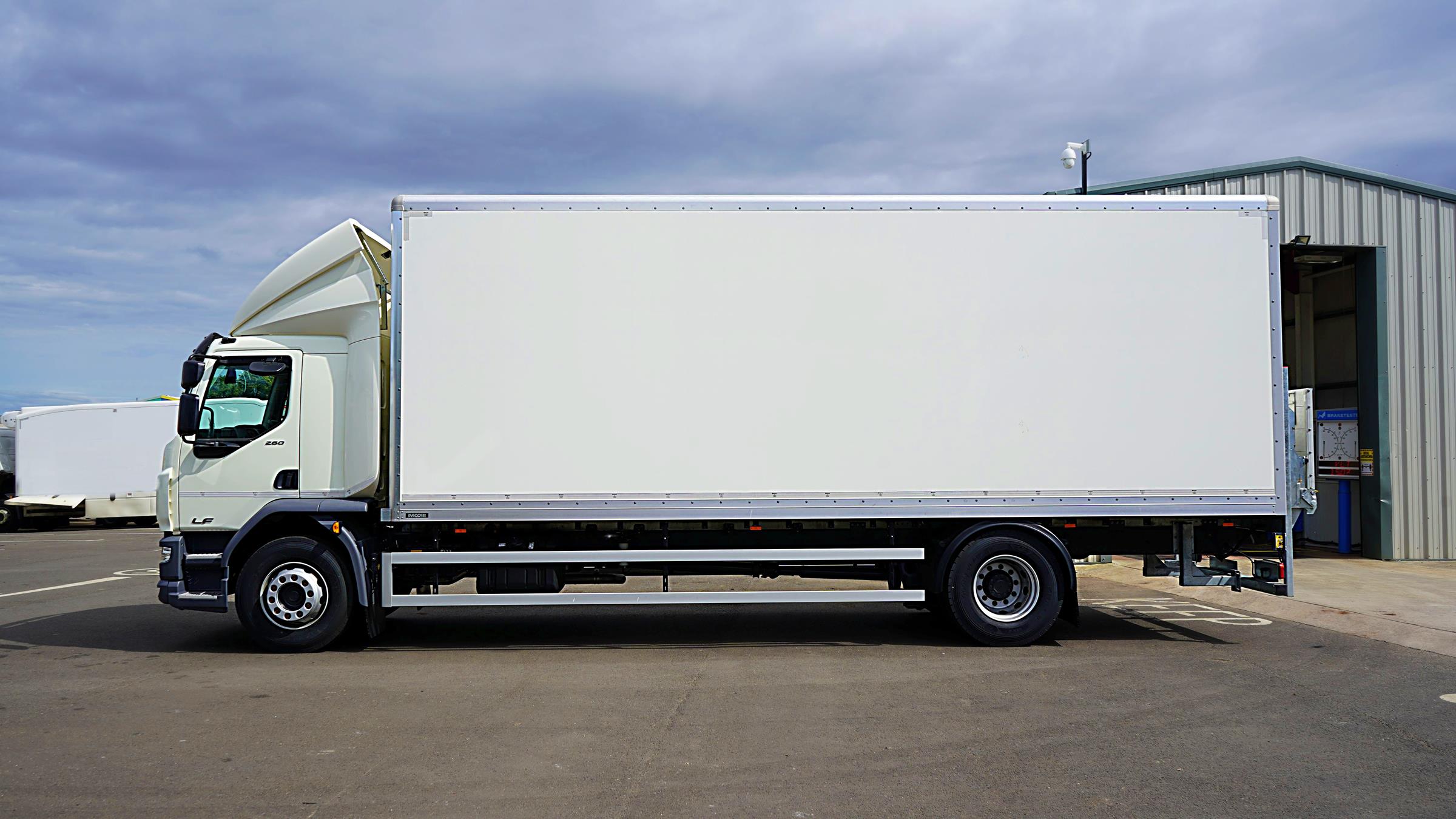 18-tonne-box-truck-for-lease-hire-or-rental-truck-leasing-scotland